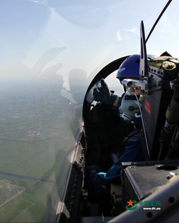 Pilots give thumbs up in fighter during V-day parade