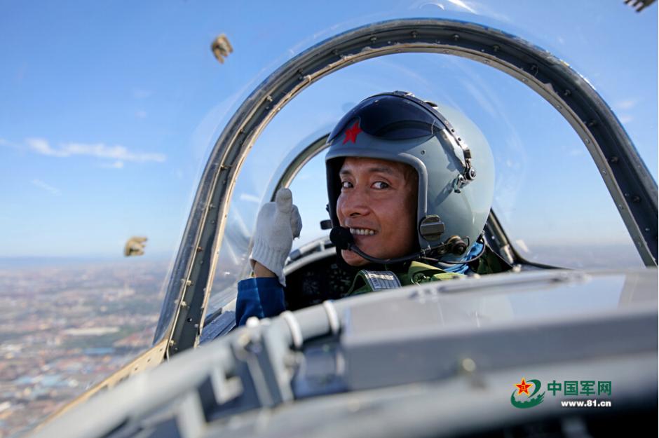 Pilots give thumbs up in fighter during V-day parade