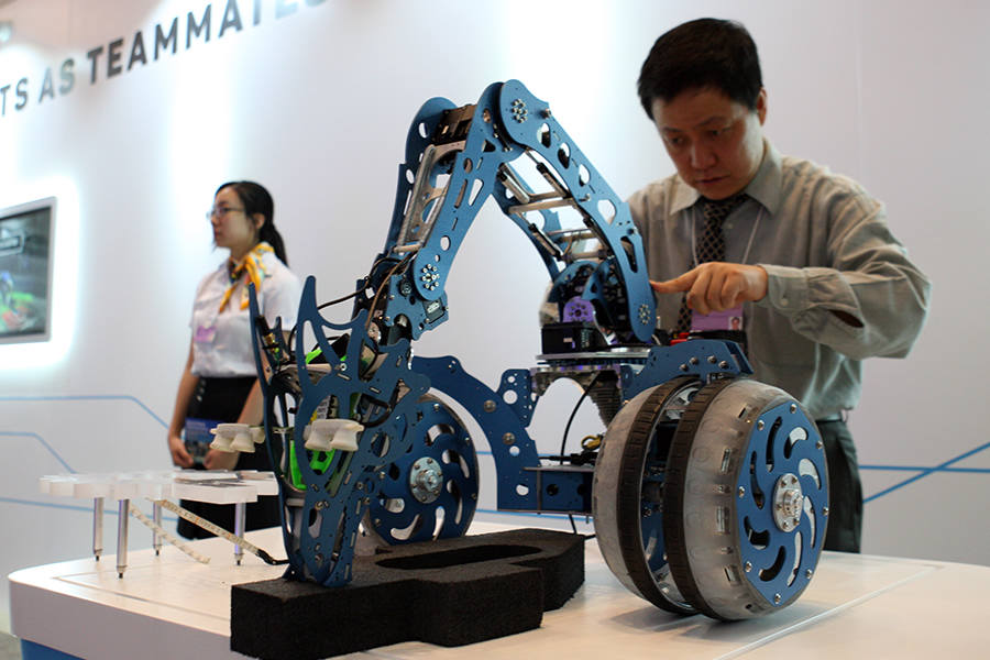 Robots sparkle at Summer Davos Forum in Dalian