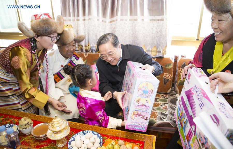 Yu Zhengsheng visits Tibetans in Lhasa