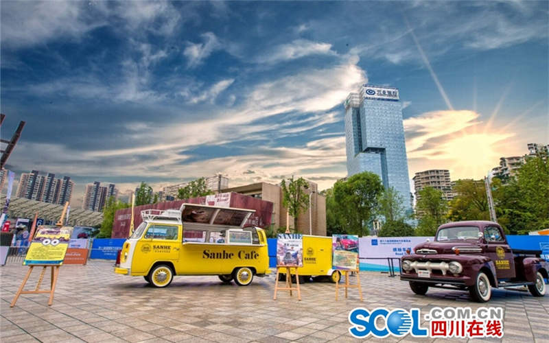 Vintage cars on the Int'l auto show held in Chengdu 