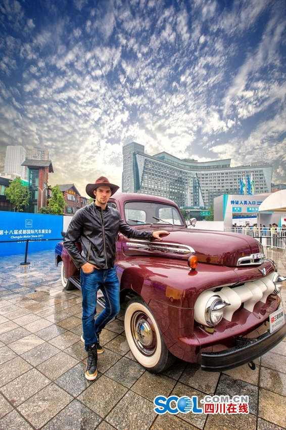 Vintage cars on the Int'l auto show held in Chengdu 