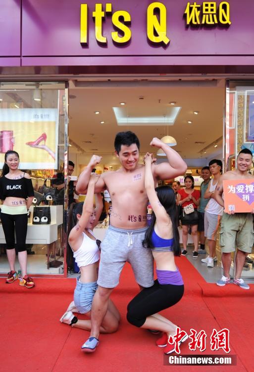 Beauty vs. muscular man: Strength competition in Changsha