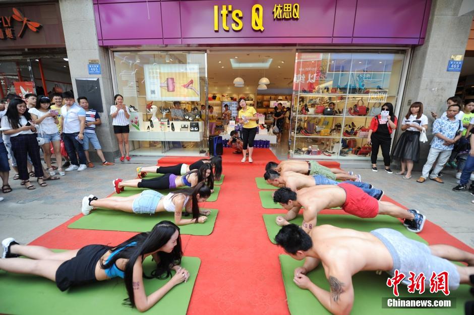 Beauty vs. muscular man: Strength competition in Changsha