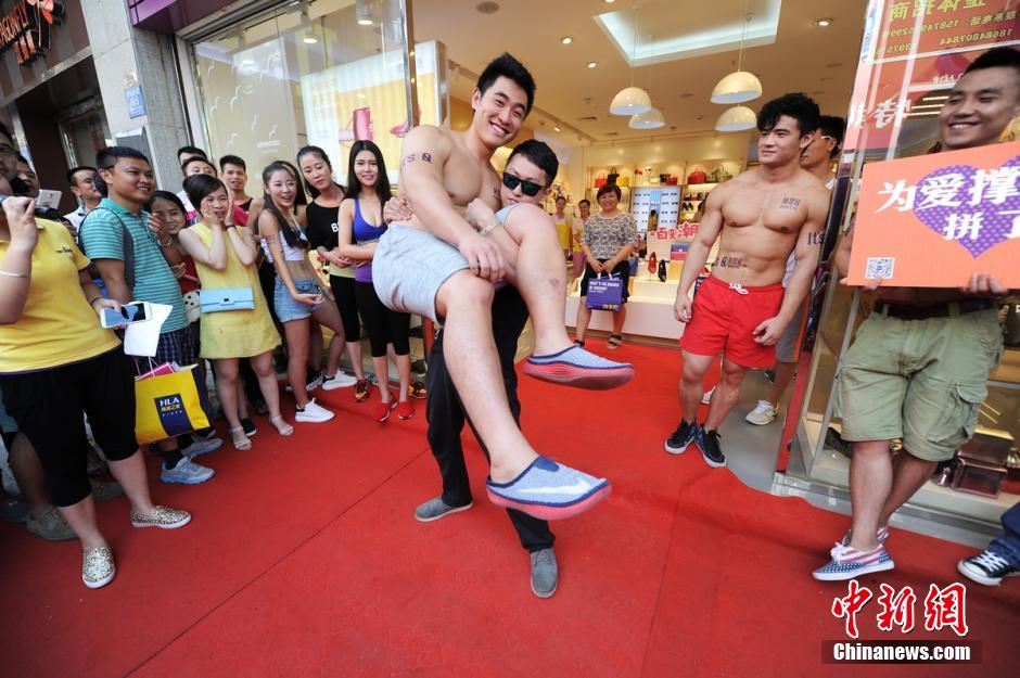 Beauty vs. muscular man: Strength competition in Changsha