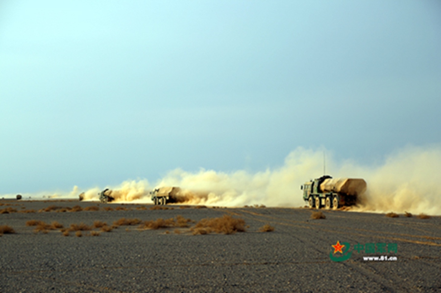 Artillery force holds drill in deserts of NW China