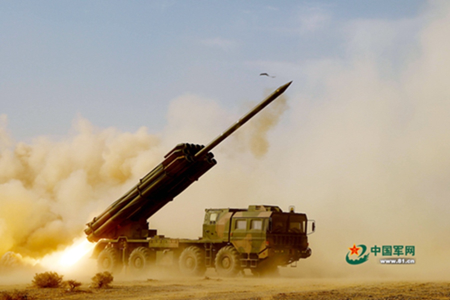 Artillery force holds drill in deserts of NW China