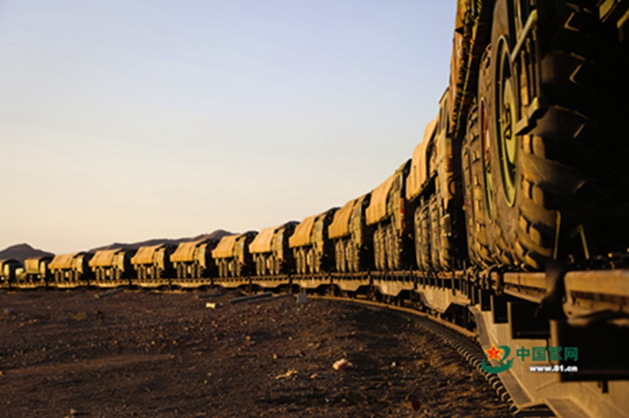 Artillery force holds drill in deserts of NW China