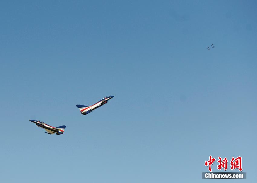 Breathtaking aerobatics show in NE China