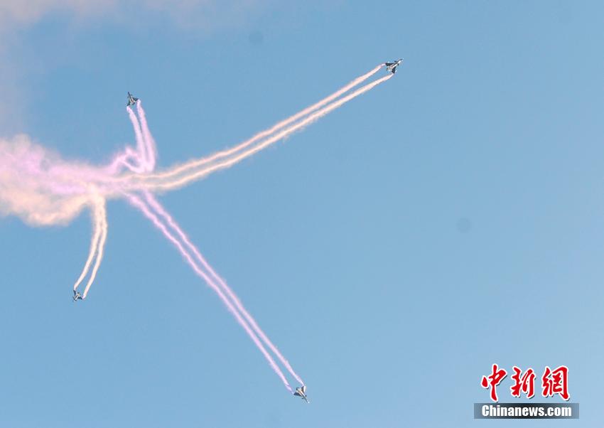 Breathtaking aerobatics show in NE China