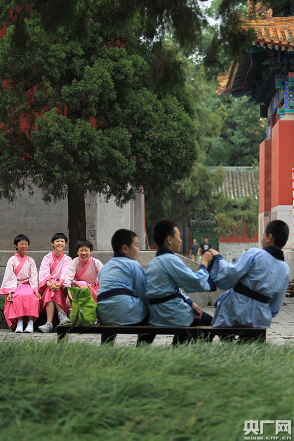 Students attend traditional Chinese cultural festival in Han costume