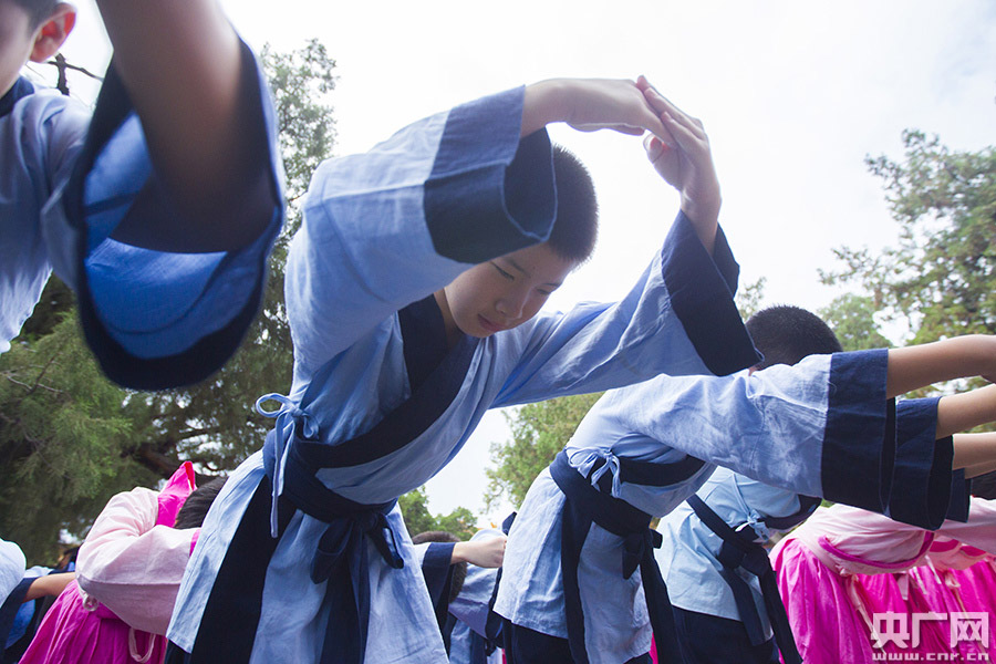 Students attend traditional Chinese cultural festival in Han costume