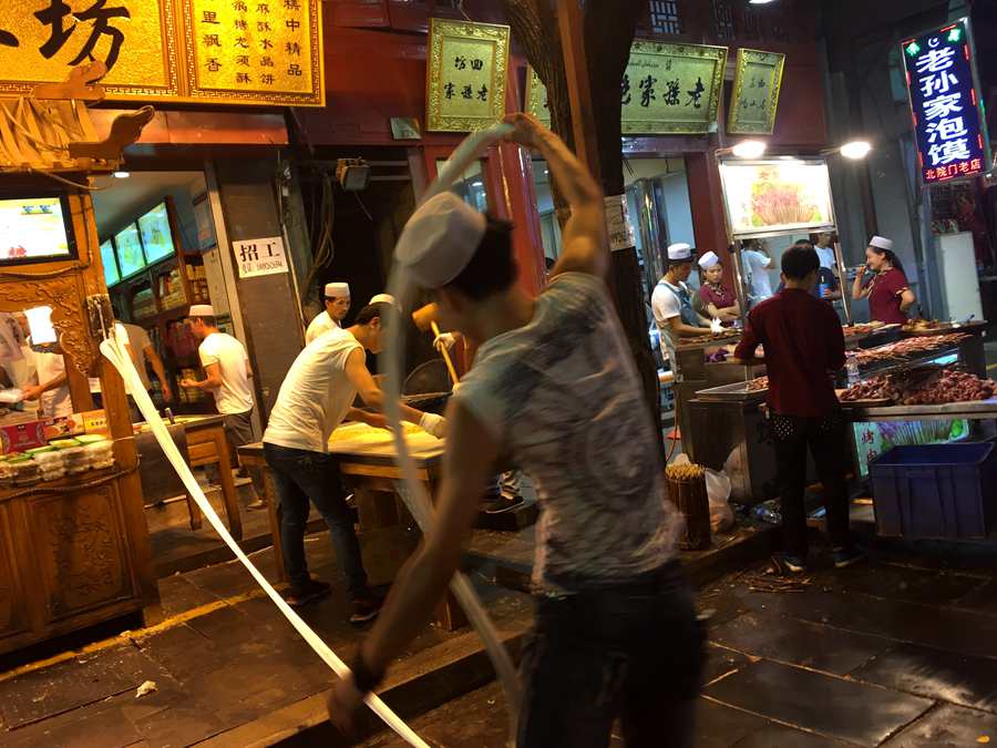 A bite of local delicacy in Xi'an Muslim Street