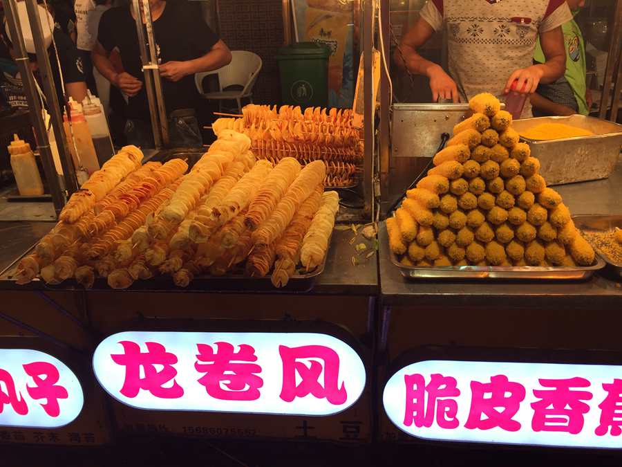 A bite of local delicacy in Xi'an Muslim Street