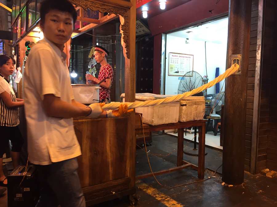 A bite of local delicacy in Xi'an Muslim Street