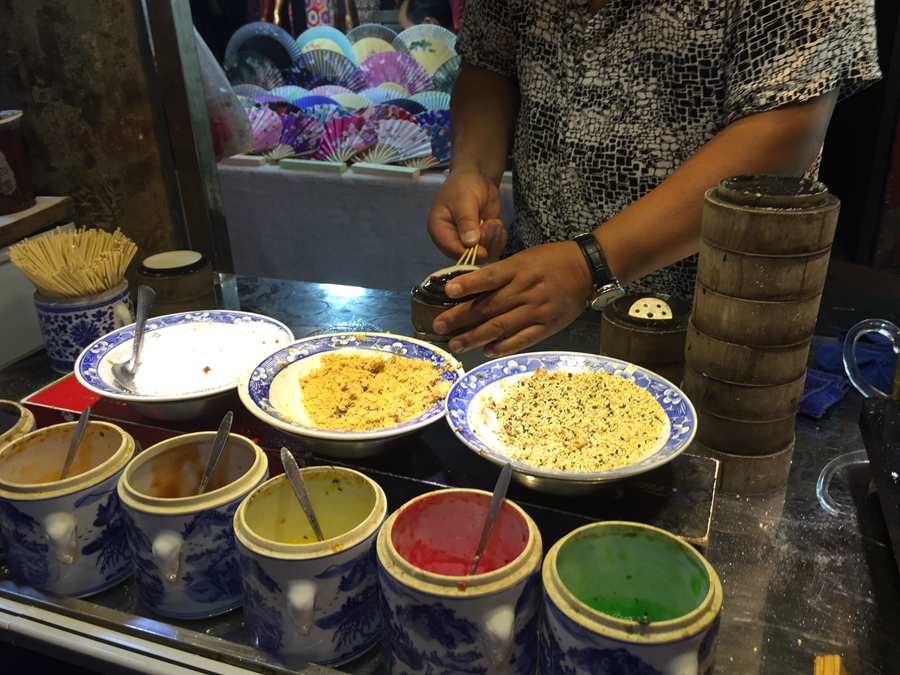 A bite of local delicacy in Xi'an Muslim Street