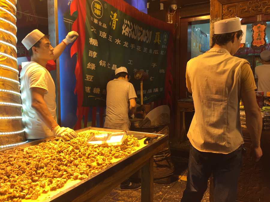 A bite of local delicacy in Xi'an Muslim Street