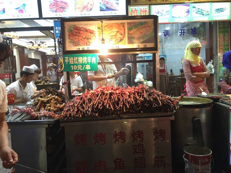 A bite of local delicacy in Xi'an Muslim Street