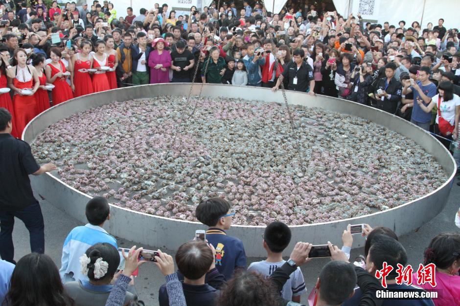 Giant steamed crab meal seen in NE China