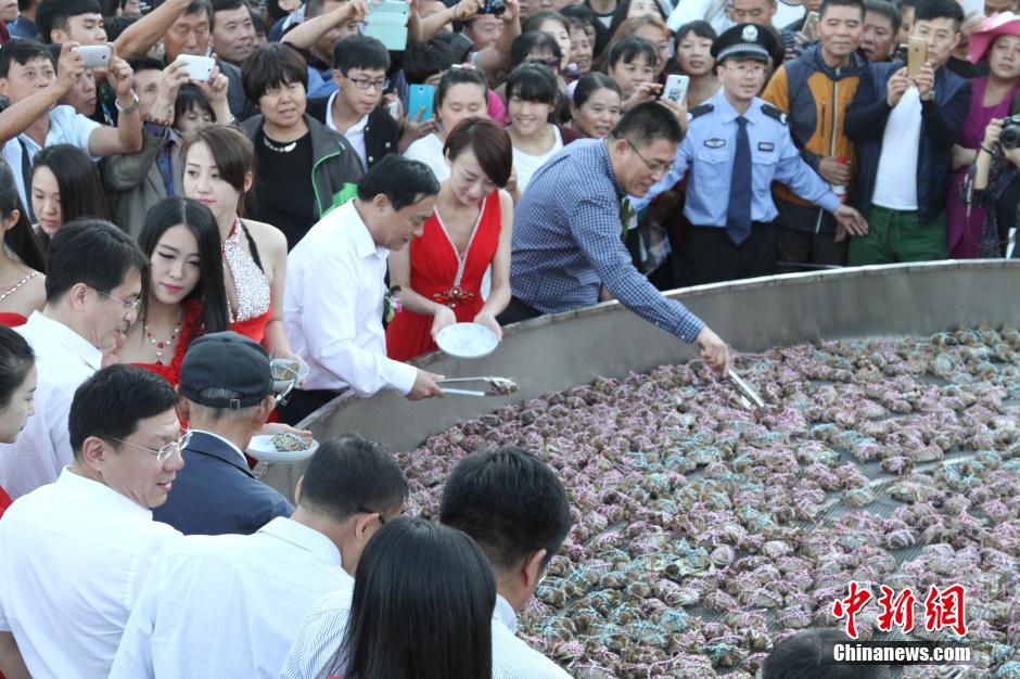 Giant steamed crab meal seen in NE China