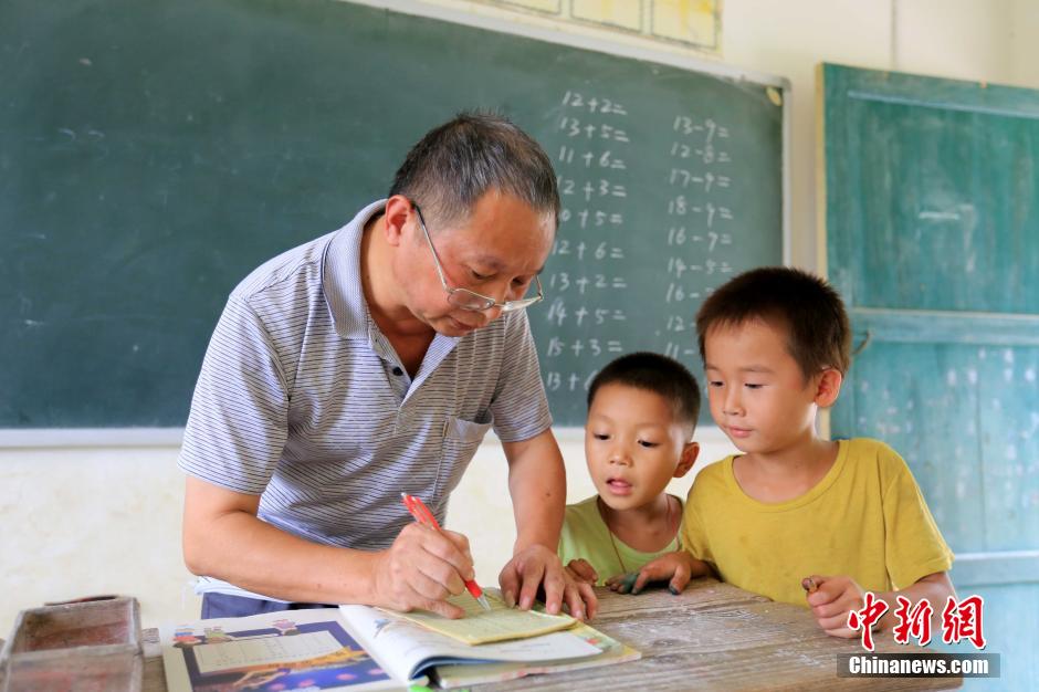 Old teacher spends 37 years teaching in mountainous area