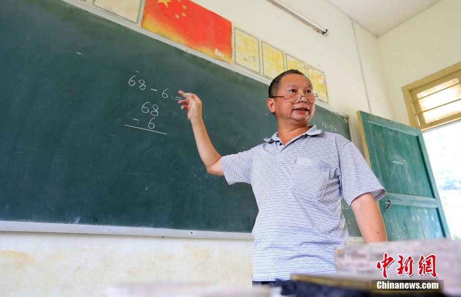 Old teacher spends 37 years teaching in mountainous area