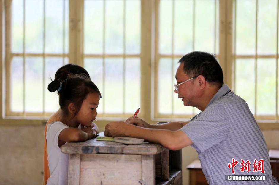 Old teacher spends 37 years teaching in mountainous area