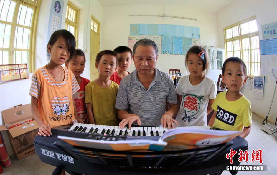 Old teacher spends 37 years teaching in mountainous area