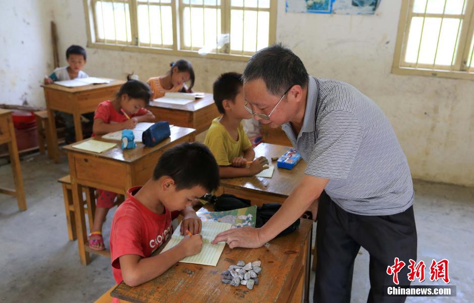 Old teacher spends 37 years teaching in mountainous area