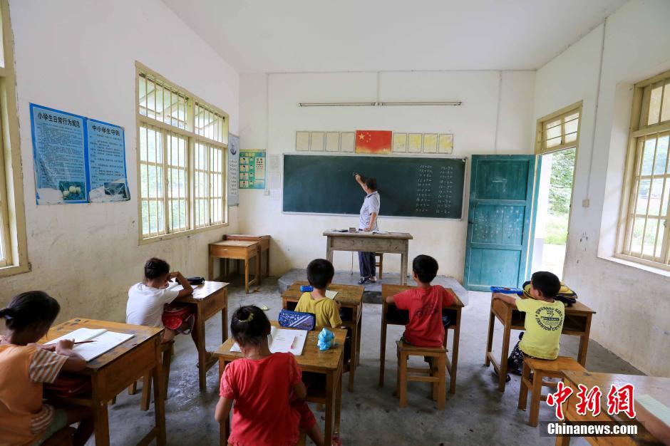 Old teacher spends 37 years teaching in mountainous area