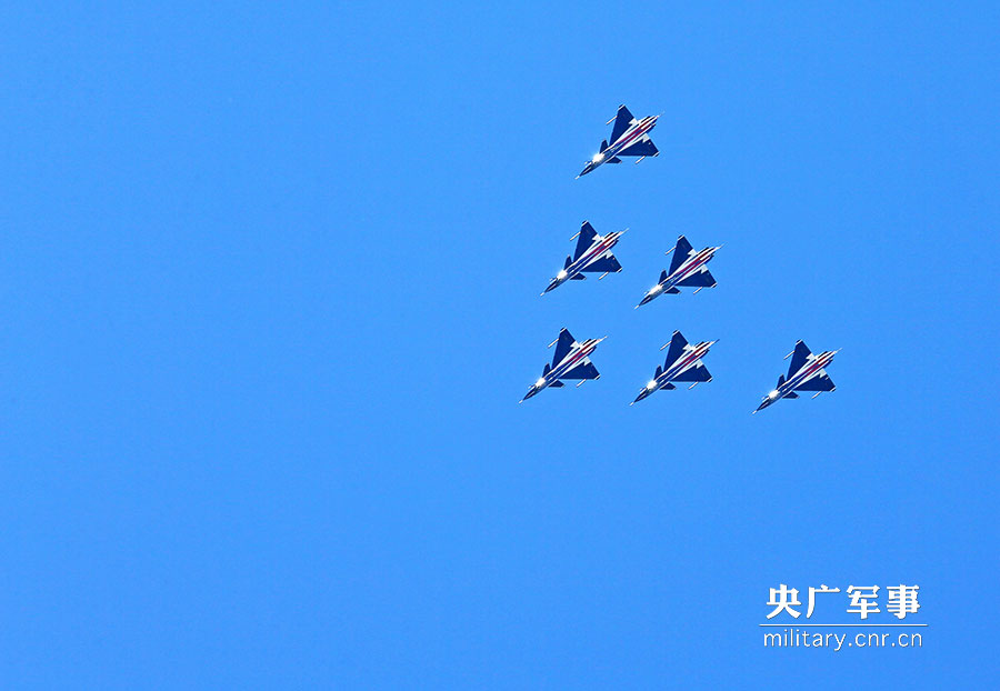 China's air force puts on brilliant air show