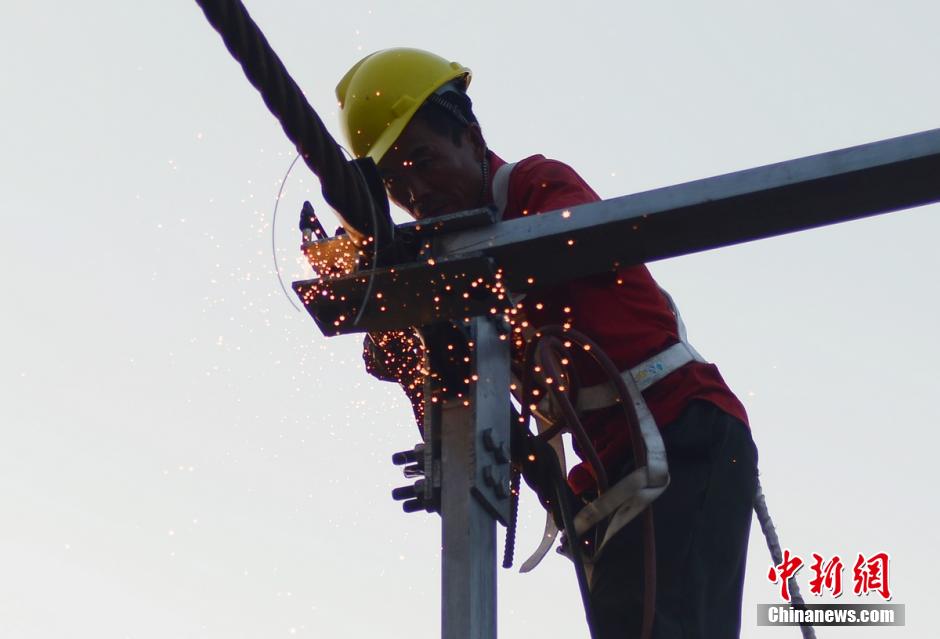 Photo story: a peek at constructors of a suspension bridge