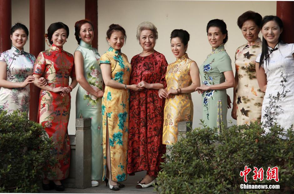 Cheongsam show staged in ancient street in Suzhou