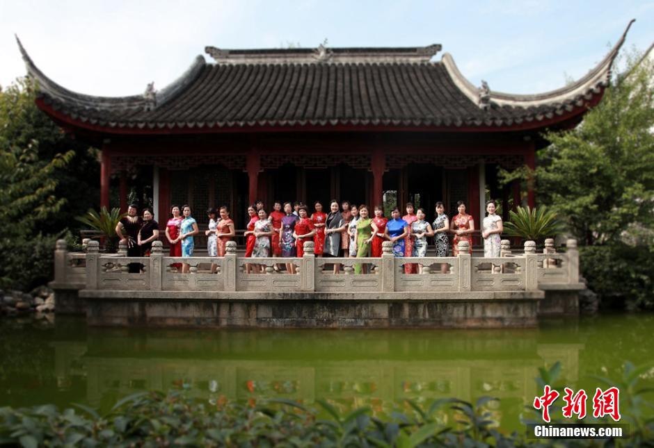 Cheongsam show staged in ancient street in Suzhou