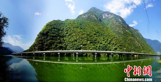 The most beautiful overwater highway becomes a tourist attraction