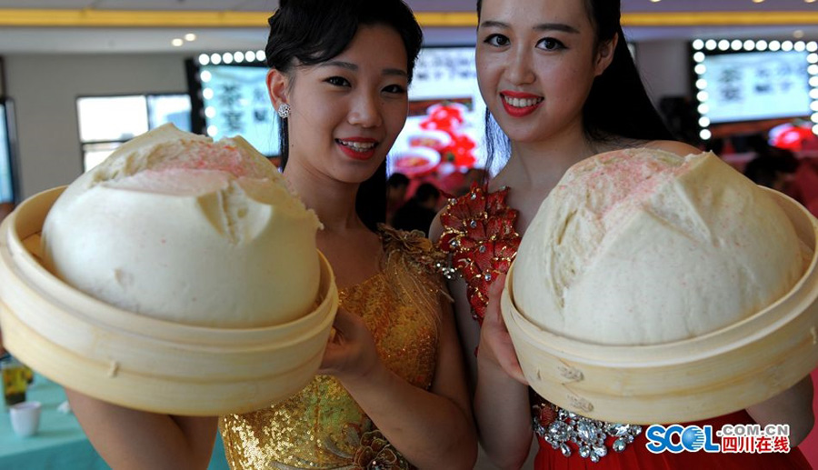 Supersized steamed buns shown in Chengdu