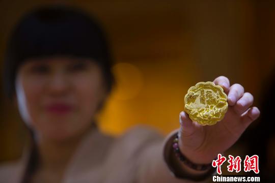 A gold moon cake which cannot be consumed