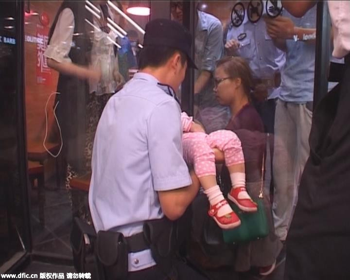 Kid stuck in door recued in E China