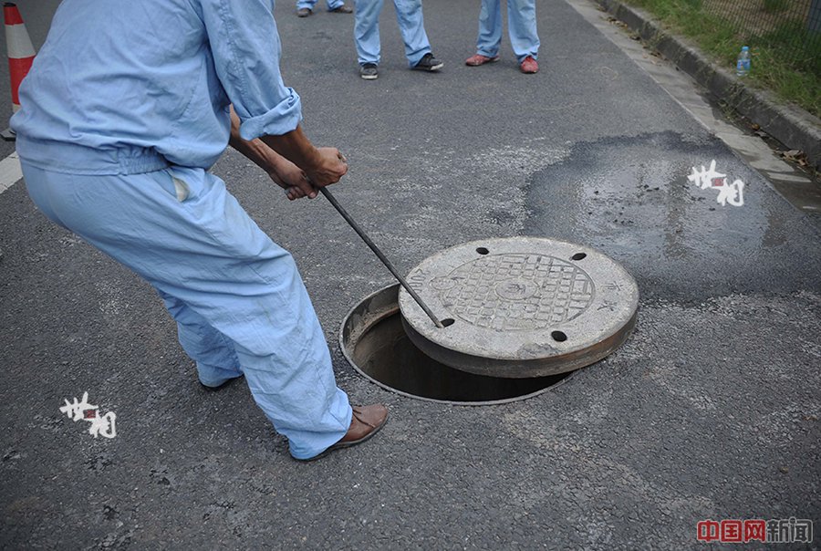 'Frogmen' who dredge pipelines in Shanghai