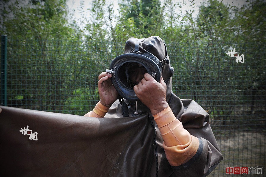 'Frogmen' who dredge pipelines in Shanghai