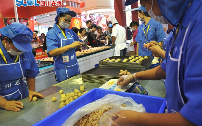 Giant mooncakes appear in Chengdu