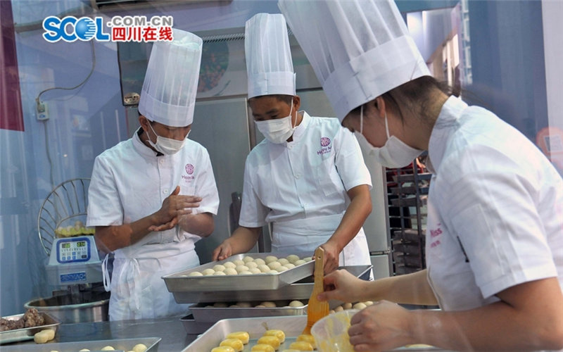 Giant mooncakes appear in Chengdu