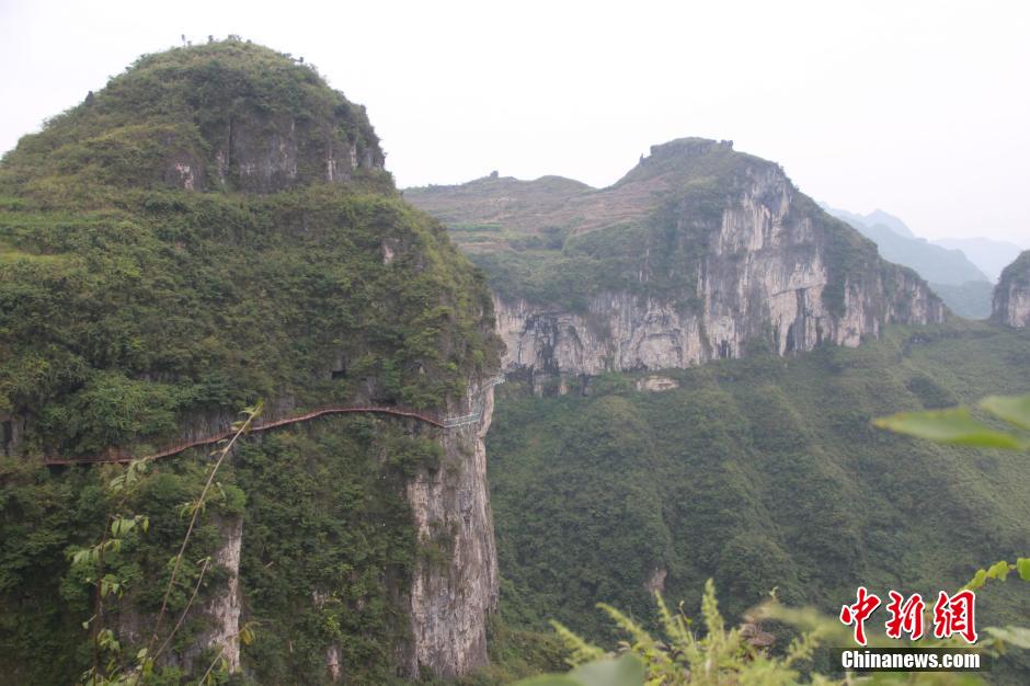 Construction of first glass skywalk in Guizhou completed