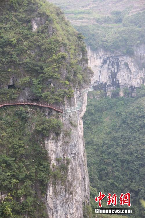 Construction of first glass skywalk in Guizhou completed