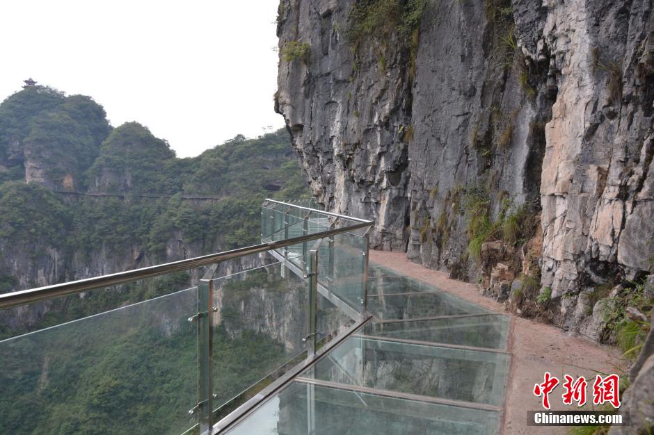 Construction of first glass skywalk in Guizhou completed