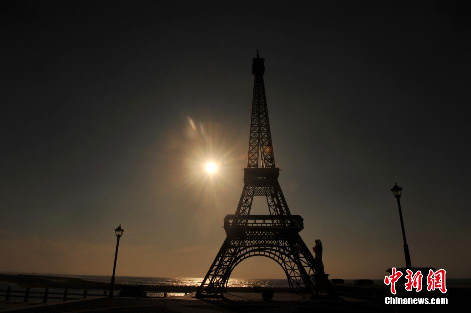 Knock-off Eiffel Tower in Shandong