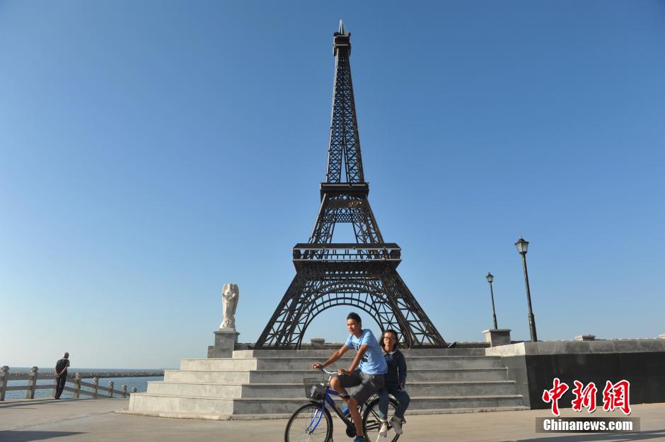 Knock-off Eiffel Tower in Shandong