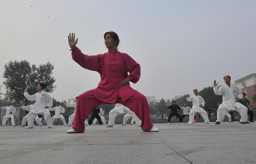 People play Taichi for morning exercises in N. China