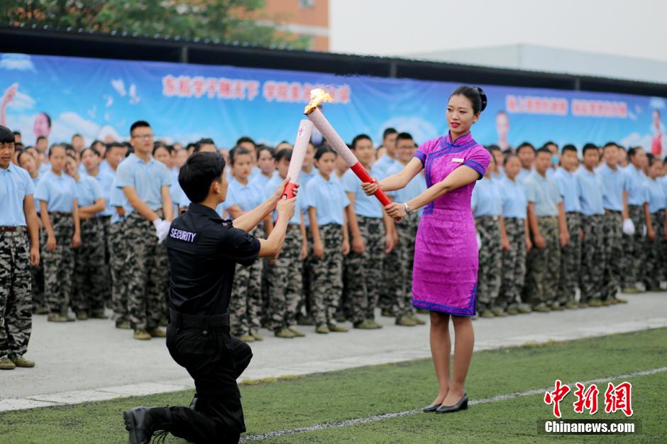 College in Chengdu holds 'Luxury' semester opening ceremony