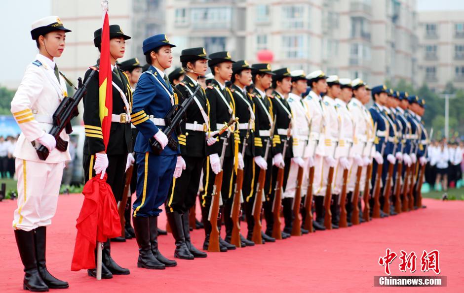 College in Chengdu holds 'Luxury' semester opening ceremony